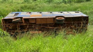 Ônibus com 23 trabalhadores rurais cai em ribanceira na MGC-497 em Prata