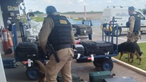 PF deflagra operação para combater tráfico de drogas em voos comerciais de Uberaba