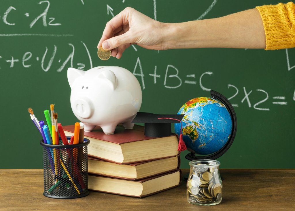 Pequenas mudanças de hábitos podem resultar em uma grande economia - Crédito: Freepik Dinheiro