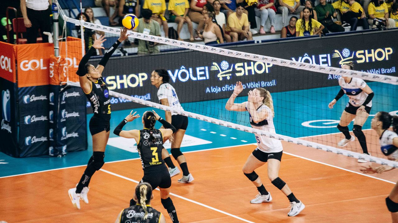 Praia Clube vence Pinheiros e mantém liderança da Superliga feminina de vôlei