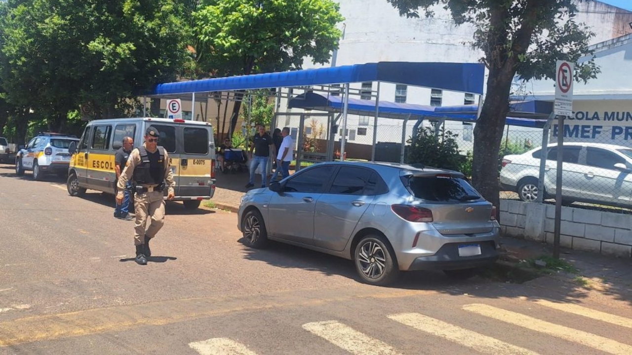 O disparo de arma de fogo foi dado em direção ao motorista de van, mas ele não foi atingido O disparo de arma de fogo foi dado em direção ao motorista de van, mas ele não foi atingido