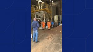 Corpo de Bombeiros atendendo trabalhador soterrado