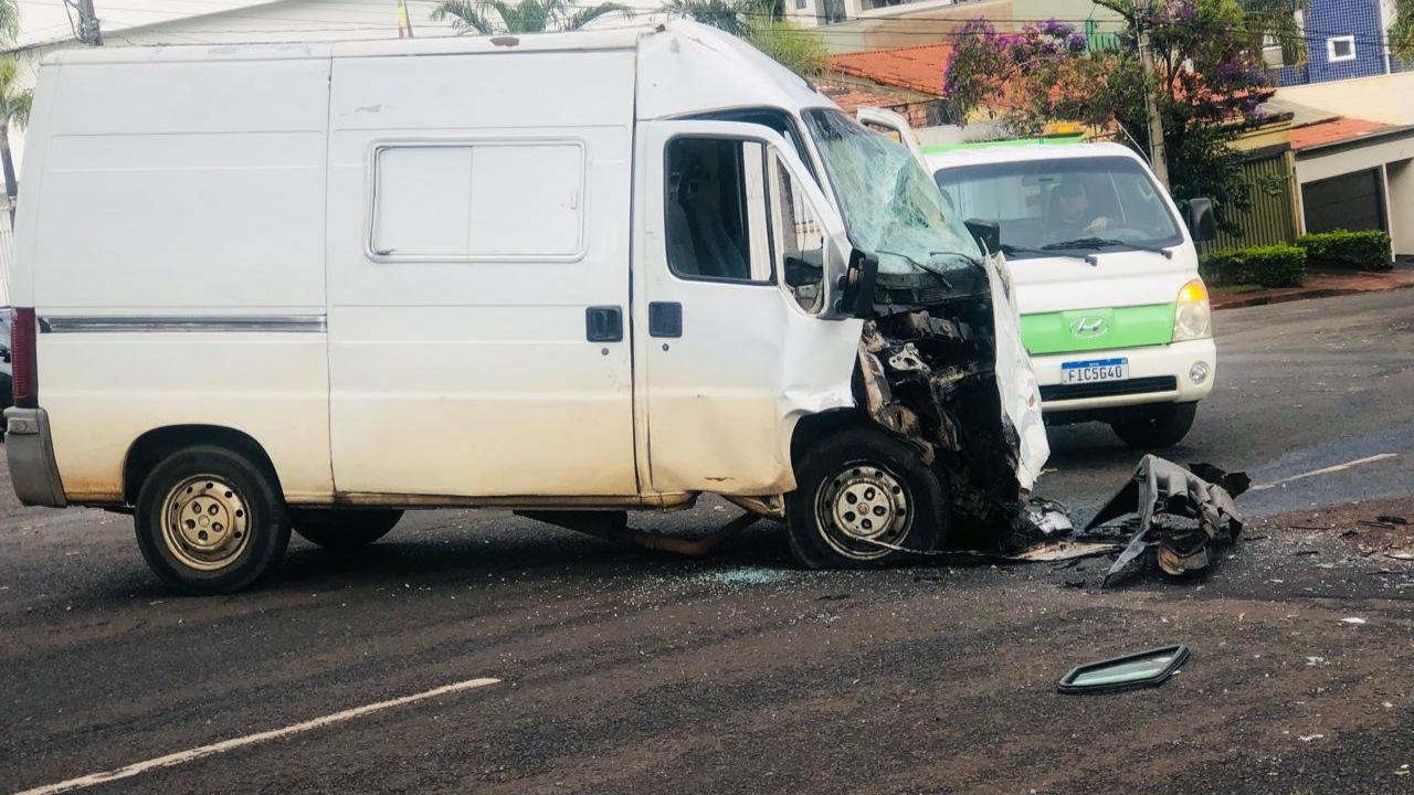 Acidente entre van e ônibus coletivo deixa sete feridos em Uberlândia