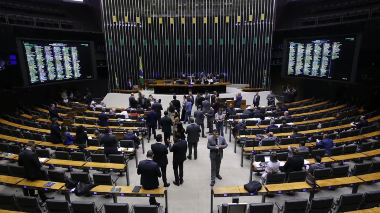 Câmara aprova atendimento prioritário no SUS para mães e pais atípicos Câmara aprova atendimento prioritário no SUS para mães e pais atípicos