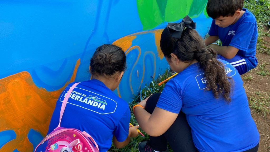 Mural “A Vida que Flui”: Dequete e crianças transformam reservatório da ETA Bom Jardim em obra de arte Mural “A Vida que Flui”: Dequete e crianças transformam reservatório da ETA Bom Jardim em obra de arte