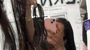 Jade publicou uma foto exibindo uma mecha do mega hair de Luana - Crédito: reprodução/redes sociais