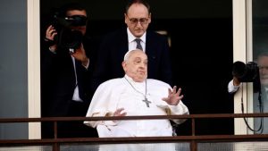 Papa Francisco aparece na sacada depois de internação