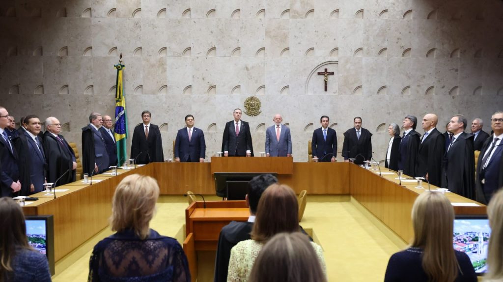Os ministros do STF são indicados pelo presidente da República e aprovados pelo Senado 