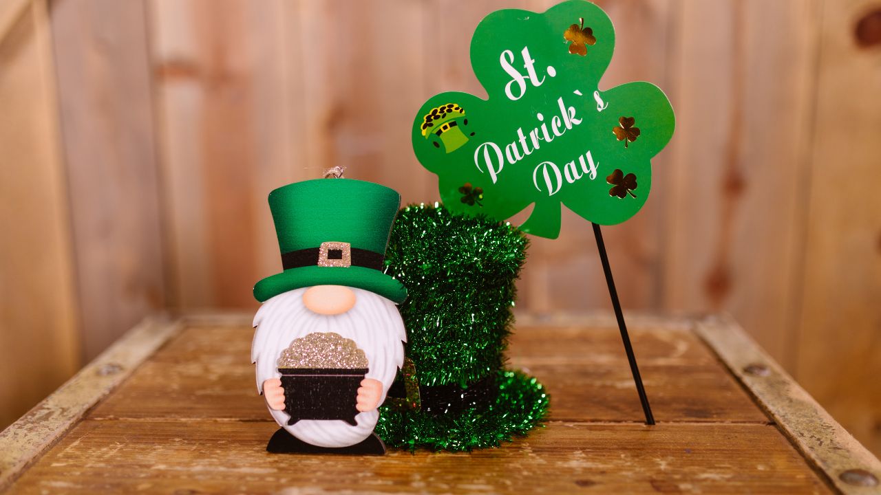 De uma celebração religiosa a um evento cultural global, o St. Patrick’s Day é marcado por desfiles, música e muito verde - Crédito: Freepik
