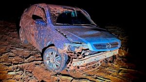 Adolescente bêbado capota carro da mãe após sair escondido em Patos de Minas