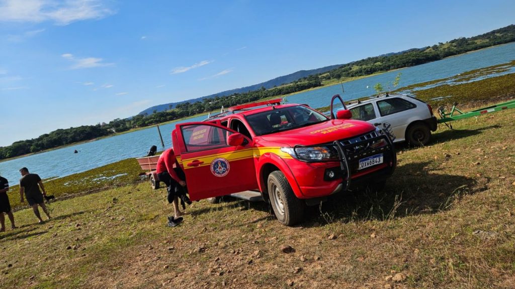 Os bombeiros retomaram as buscas no domingo e encontraram o corpo da vítima