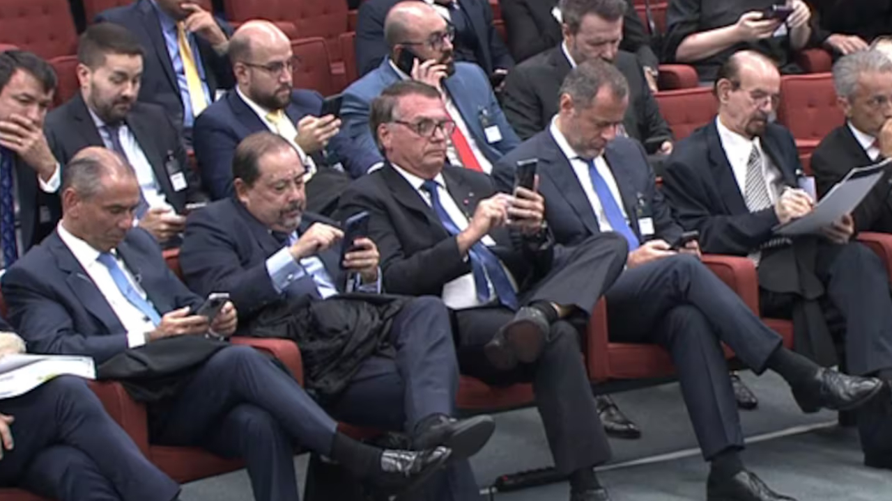 Bolsonaro acompanha julgamento no STF Bolsonaro acompanha julgamento no STF