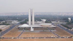 A praça dos três poderes, em Brasília, abriga os prédios do executivo, legislativo e judiciário