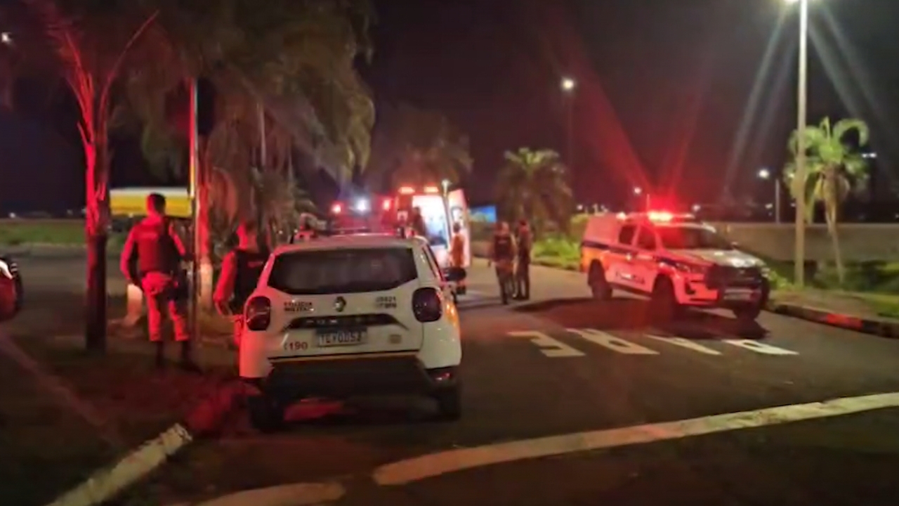 Briga de trânsito em Uberlândia termina com motorista atacado a machadadas Briga de trânsito em Uberlândia termina com motorista atacado a machadadas