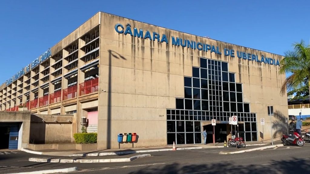 Nos municípios, o poder legislativo é representado pelos vereadores na Câmara Municipal 