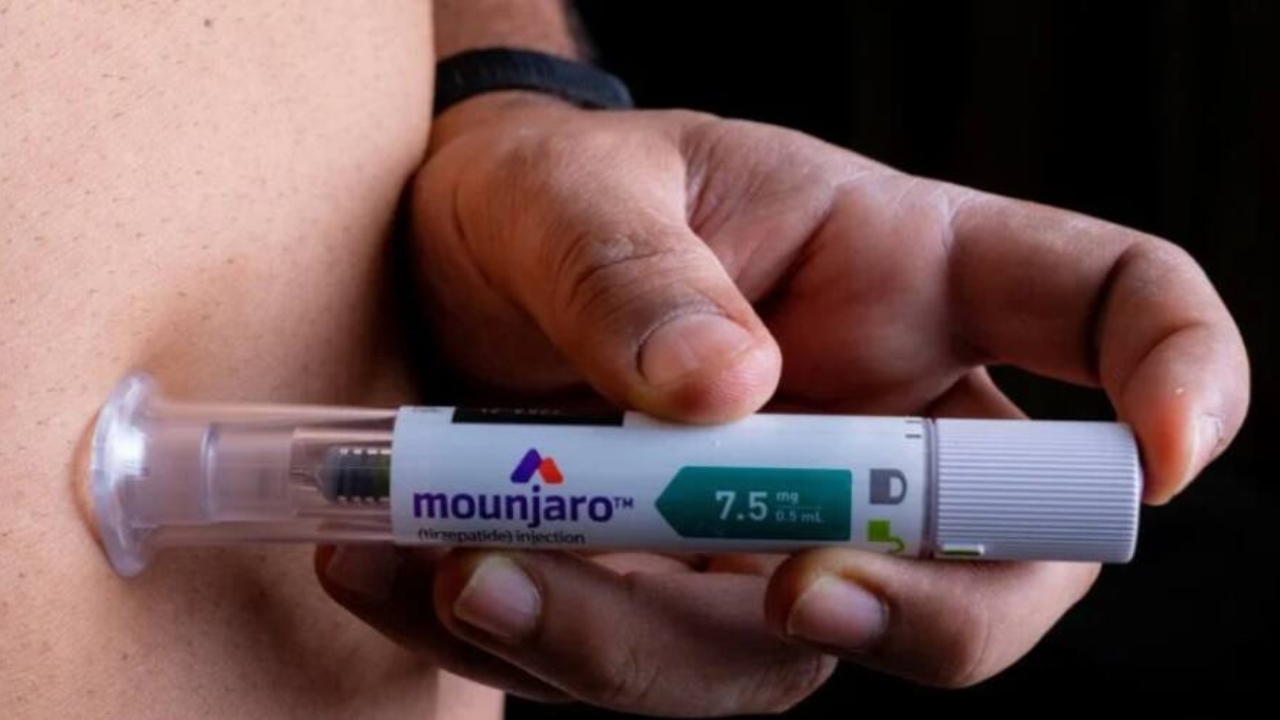Pessoa aplicando Mounjaro, medicamento que foi aprovado para uso na diabetes tipo 2 e tratamento da obesidade