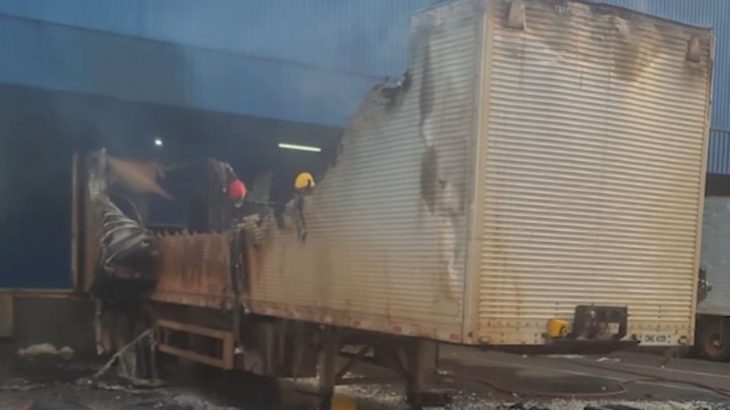 A carreta incendiada no Distrito Industrial ficou destruída