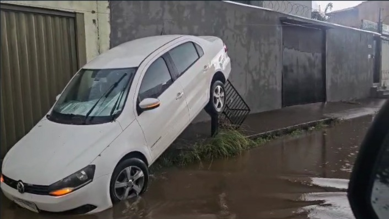 Um veículo foi parar em cima de uma lixeira