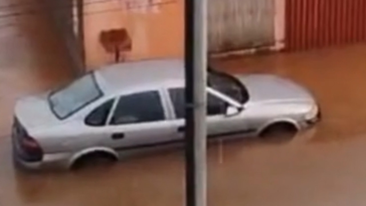 Vídeos mostram bairro Morumbi 'debaixo d'água' após chuva em Uberlândia Vídeos mostram bairro Morumbi 'debaixo d'água' após chuva em Uberlândia