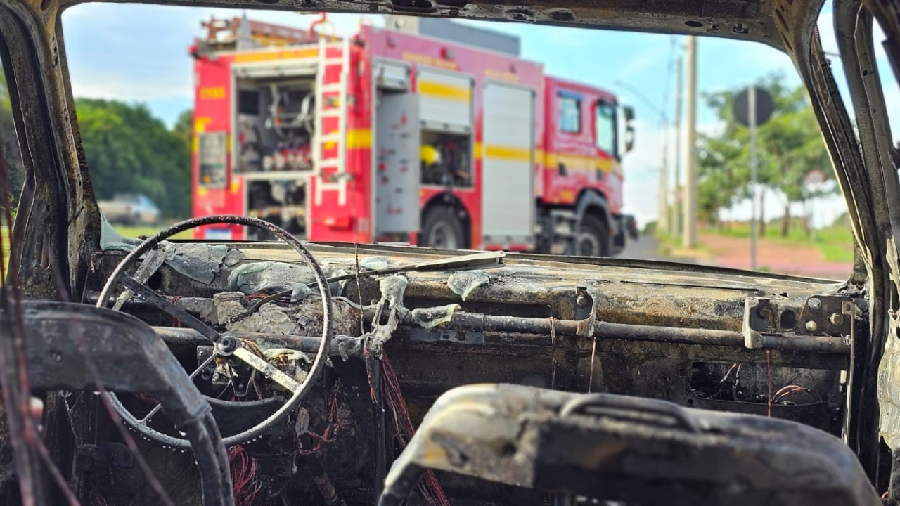 Casal incendeia carro e foge em motocicleta no bairro Jardim das Palmeiras, em Uberlândia Casal incendeia carro e foge em motocicleta no bairro Jardim das Palmeiras, em Uberlândia