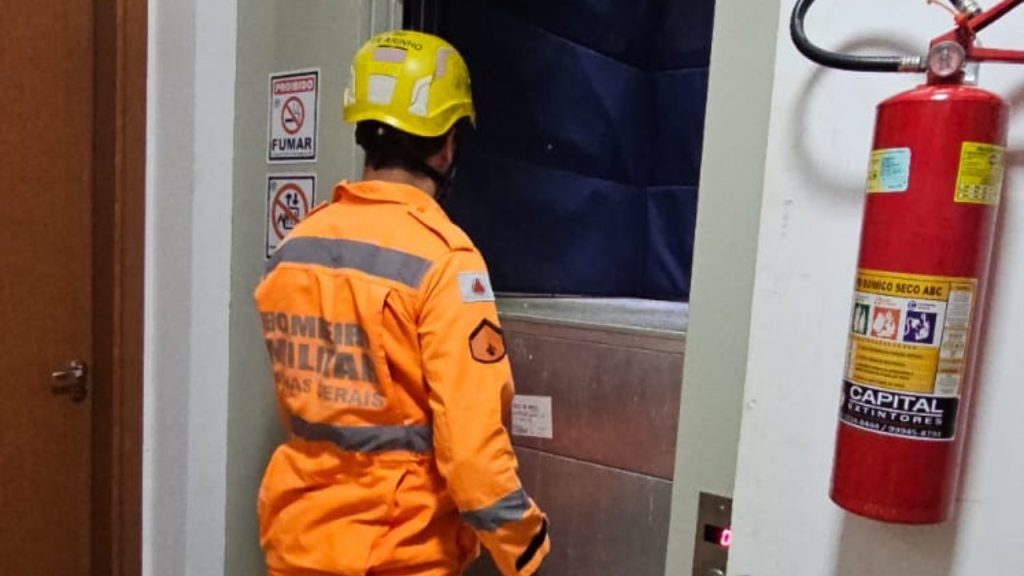 Bombeiro salvando casal preso em elevador Bombeiro salvando casal preso em elevador