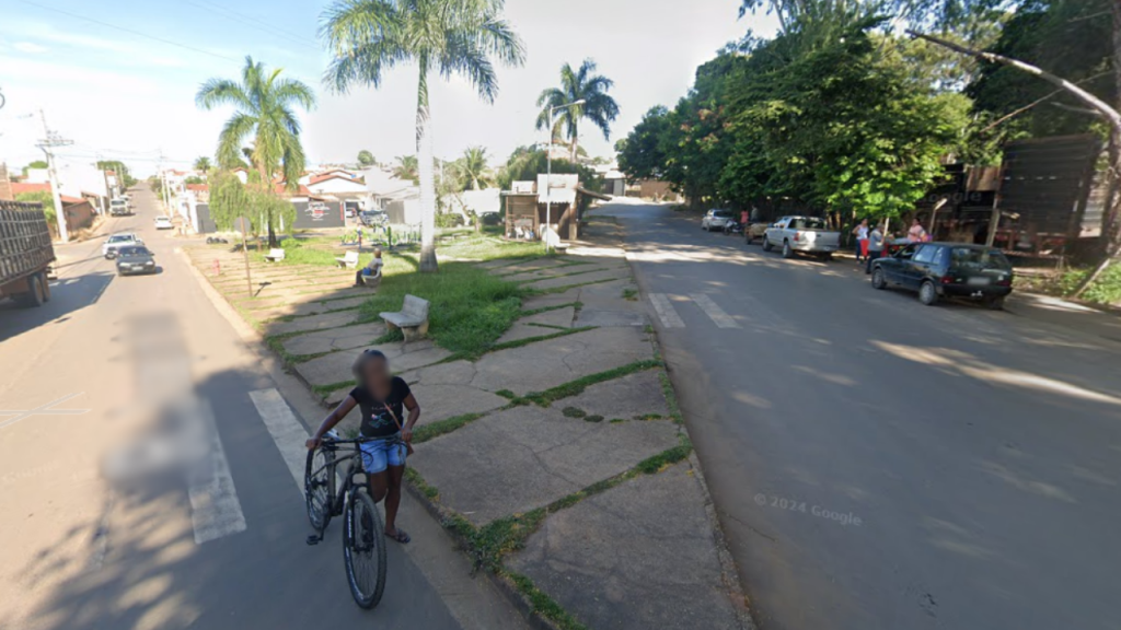 A mulher, muito ferida, pediu ajuda em uma praça de João Pinheiro