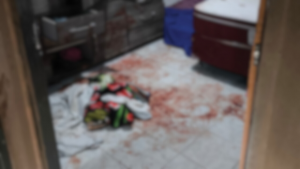 O homem preso após espancar a companheira e uma bebê foi encontrado em frente à residência