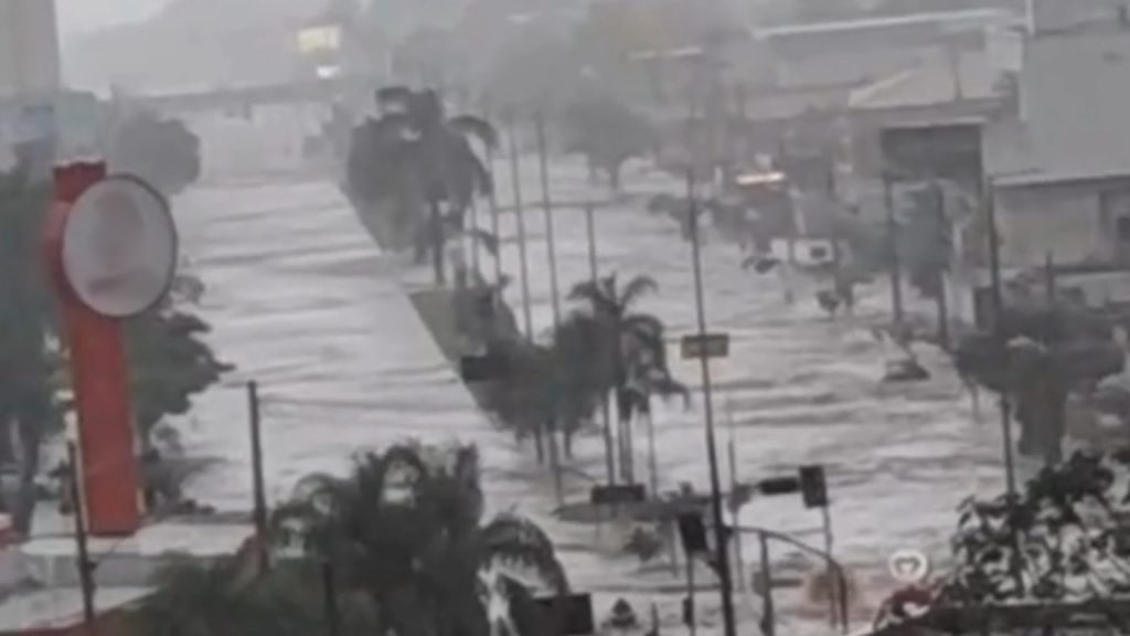 Avenida Rondon Pacheco vira 'rio' durante chuva em Uberlândia na tarde desta sexta-feira (14)