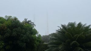 Além da chuva amena, uma leve neblina foi notada em pontos de Uberlândia