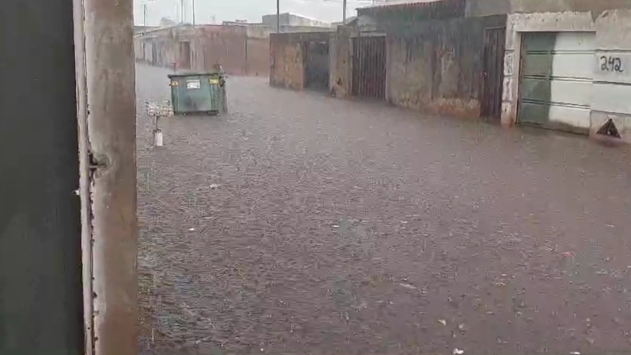 Forte chuva em Uberlândia alaga ruas e arrasta caçamba no bairro Morumbi Forte chuva em Uberlândia alaga ruas e arrasta caçamba no bairro Morumbi