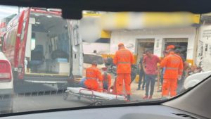 Bombeiros atuando no resgate da criança atropelada em Uberlândia