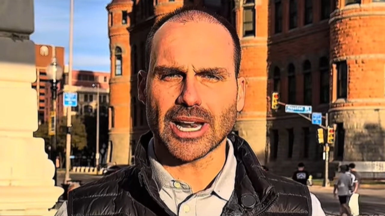 O deputado federal Eduardo Bolsonaro (PL-SP) anunciou sua licença temporária do cargo para permanecer nos Estados Unidos.