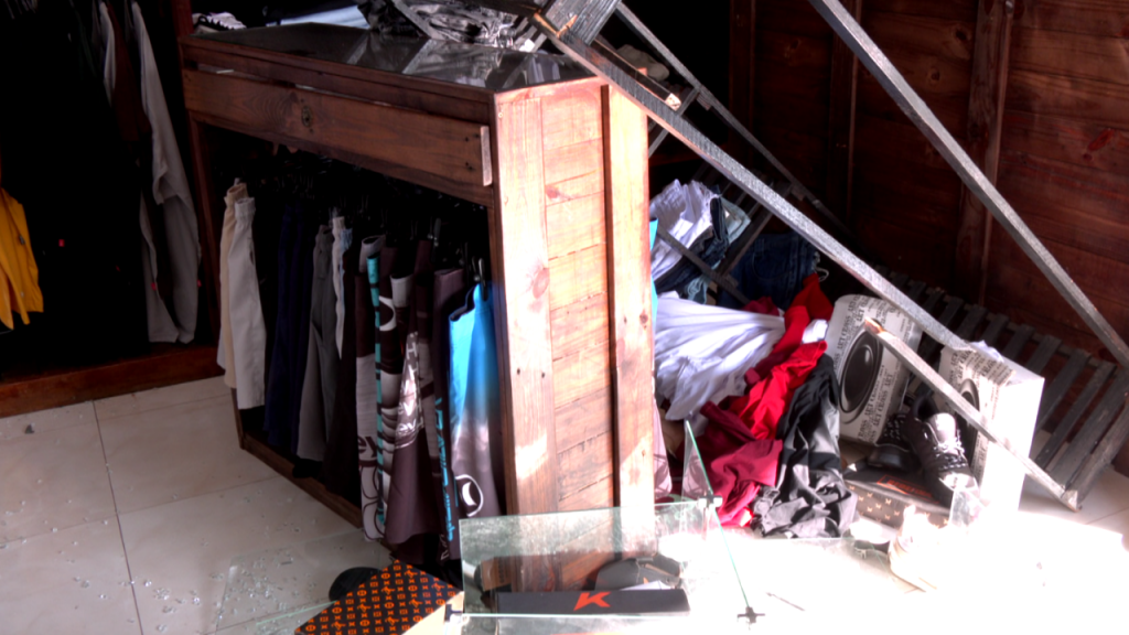 A loja de roupas ficou revirada após a ação da gangue da marcha à ré