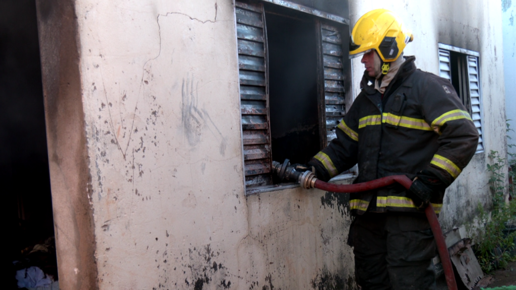Todos os cômodos da casa incendiada ficaram danificados 