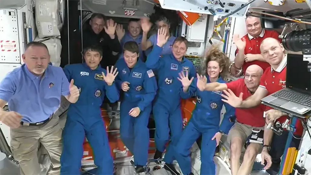 Uma nova equipe chegou para substituir os astronautas presos no espaço desde junho