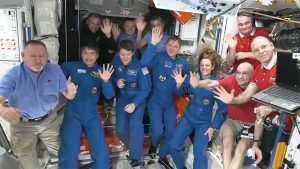 Uma nova equipe chegou para substituir os astronautas presos no espaço desde junho