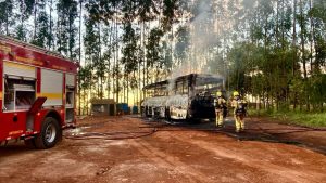Ônibus pega fogo em Ituiutaba e bombeiros agem rápido para apagar incêndio