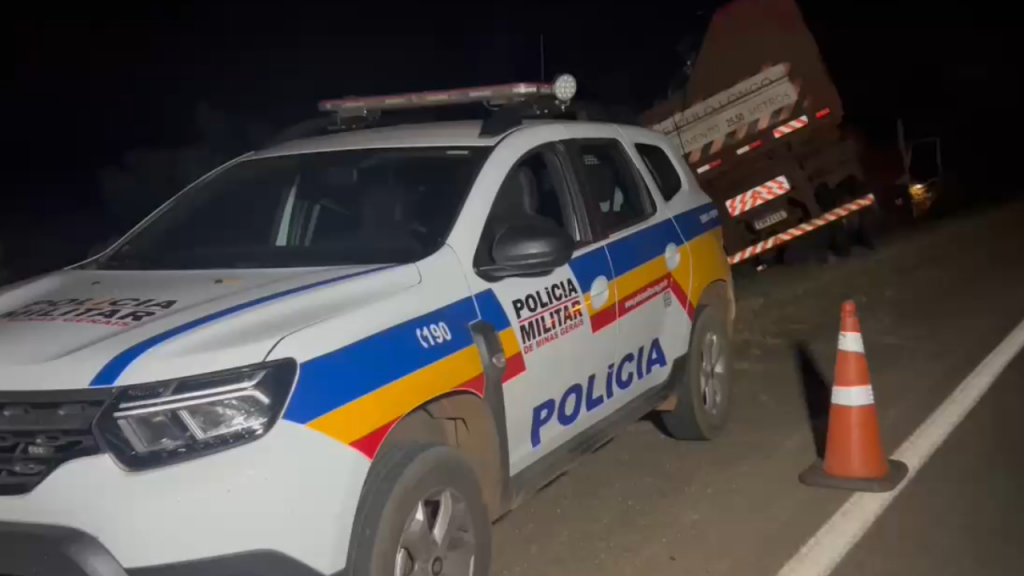 Durante a fuga da carreta na BR-262, houve troca de tiros e manobras perigosas Durante a fuga da carreta na BR-262, houve troca de tiros e manobras perigosas