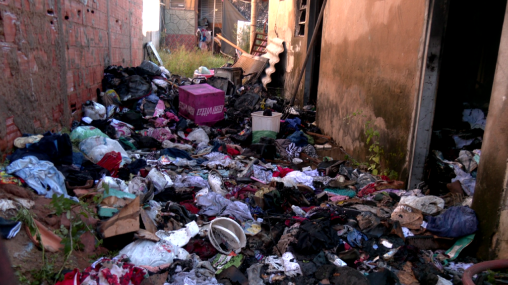 A quantidade de roupas que tinha dentro da casa causou o rápido alastramento das chamas