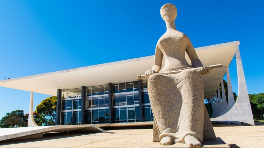 O STF tem sido chamado a decidir questões políticas que, em tese, deveriam ser resolvidas pelo Legislativo