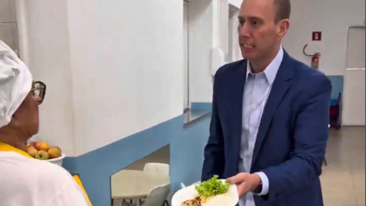 Prefeito de Sorocaba faz vídeo inusitado ao anunciar prêmio de melhor merenda escolar