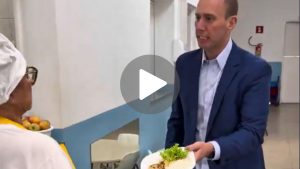 Prefeito de Sorocaba faz vídeo inusitado ao anunciar prêmio de melhor merenda escolar