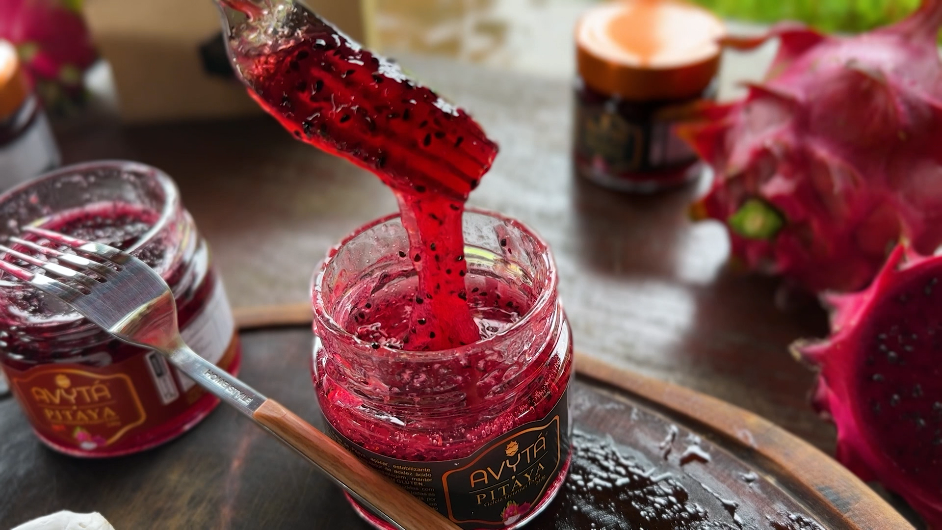 Geleia artesanal de pitaya, o resultado de dois anos de pesquisa e testes, agora disponível para o mercado, conquistando os consumidores com seu sabor delicado e textura única