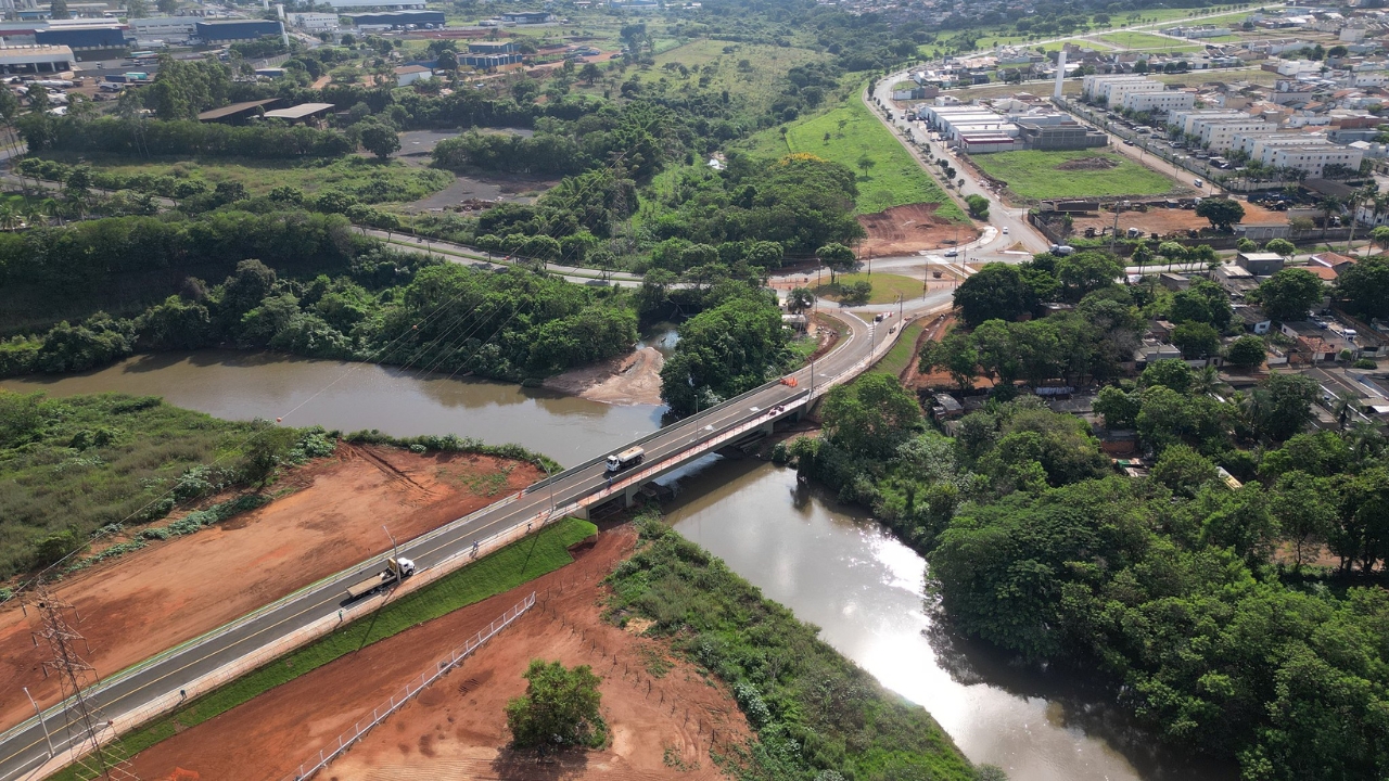 Nova ponte no bairro Taiaman conecta zonas Norte e Oeste de Uberlândia e promete melhorar o trânsito Nova ponte no bairro Taiaman conecta zonas Norte e Oeste de Uberlândia e promete melhorar o trânsito