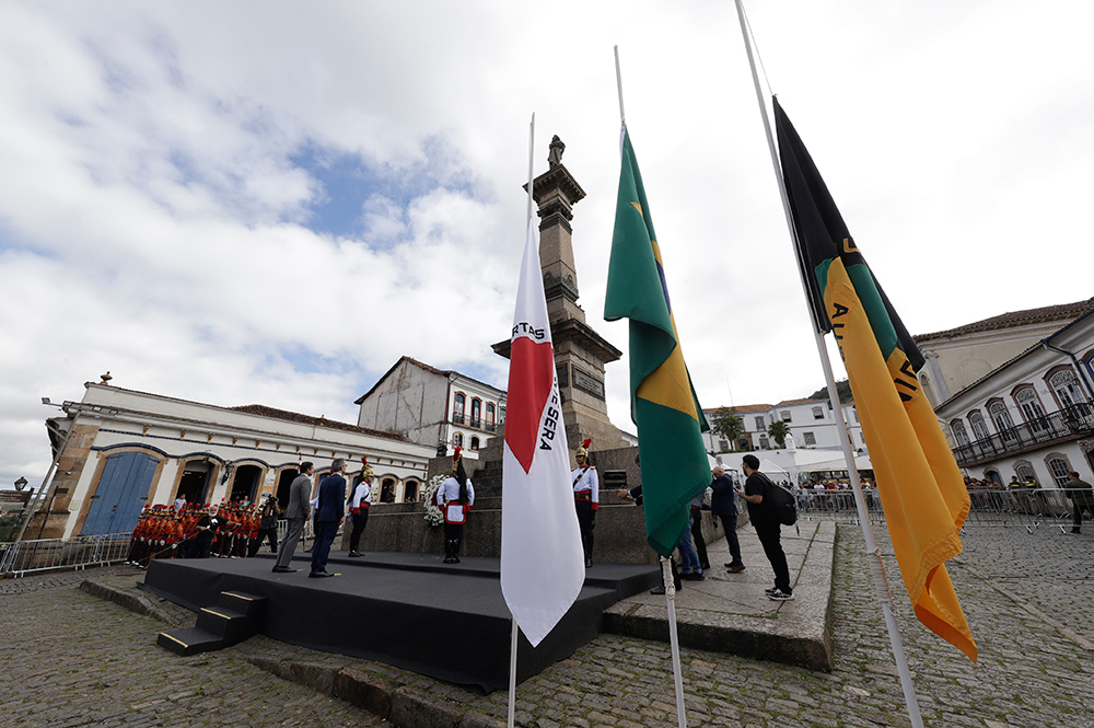 medalha-inconfidencia Romeu Zema e Hugo Motta na Praça Tiradentes