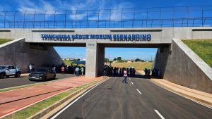 "Após inauguração, motoristas já utilizam trincheira sob a linha férrea – Crédito: Vinicius Lemos