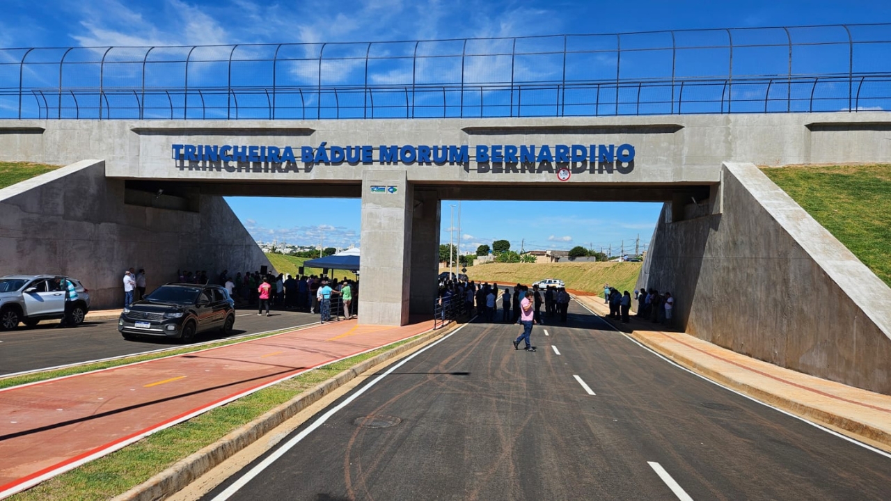 "Após inauguração, motoristas já utilizam trincheira sob a linha férrea – Crédito: Vinicius Lemos "Após inauguração, motoristas já utilizam trincheira sob a linha férrea – Crédito: Vinicius Lemos