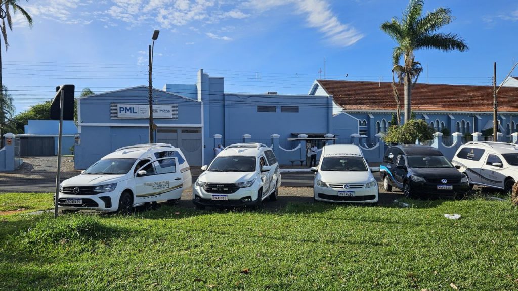 Os carros de funerária aguardam a liberação dos corpos das vítimas do acidente de ônibus em Araguari