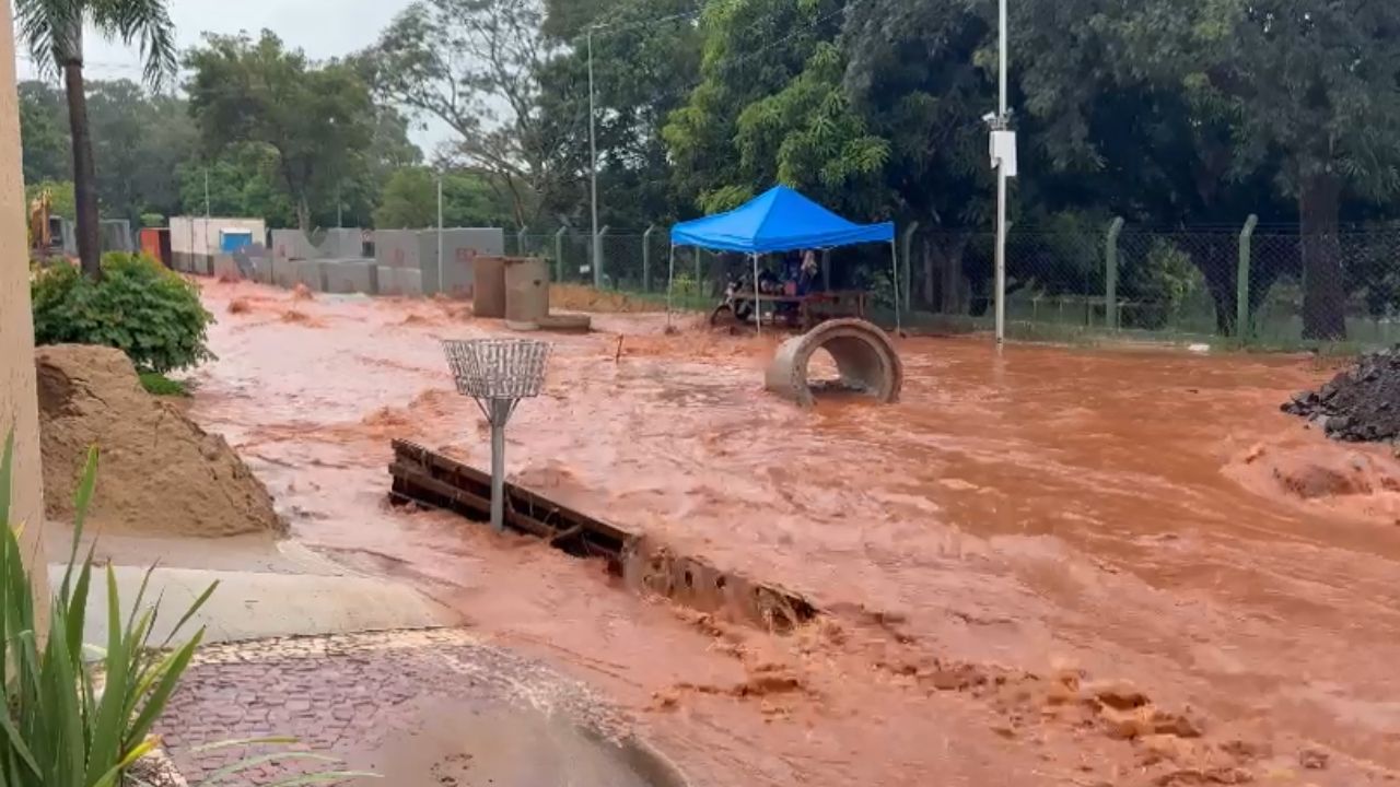 Chuva em Uberlândia registra mais de 30 milímetros e causa alagamentos Chuva em Uberlândia registra mais de 30 milímetros e causa alagamentos