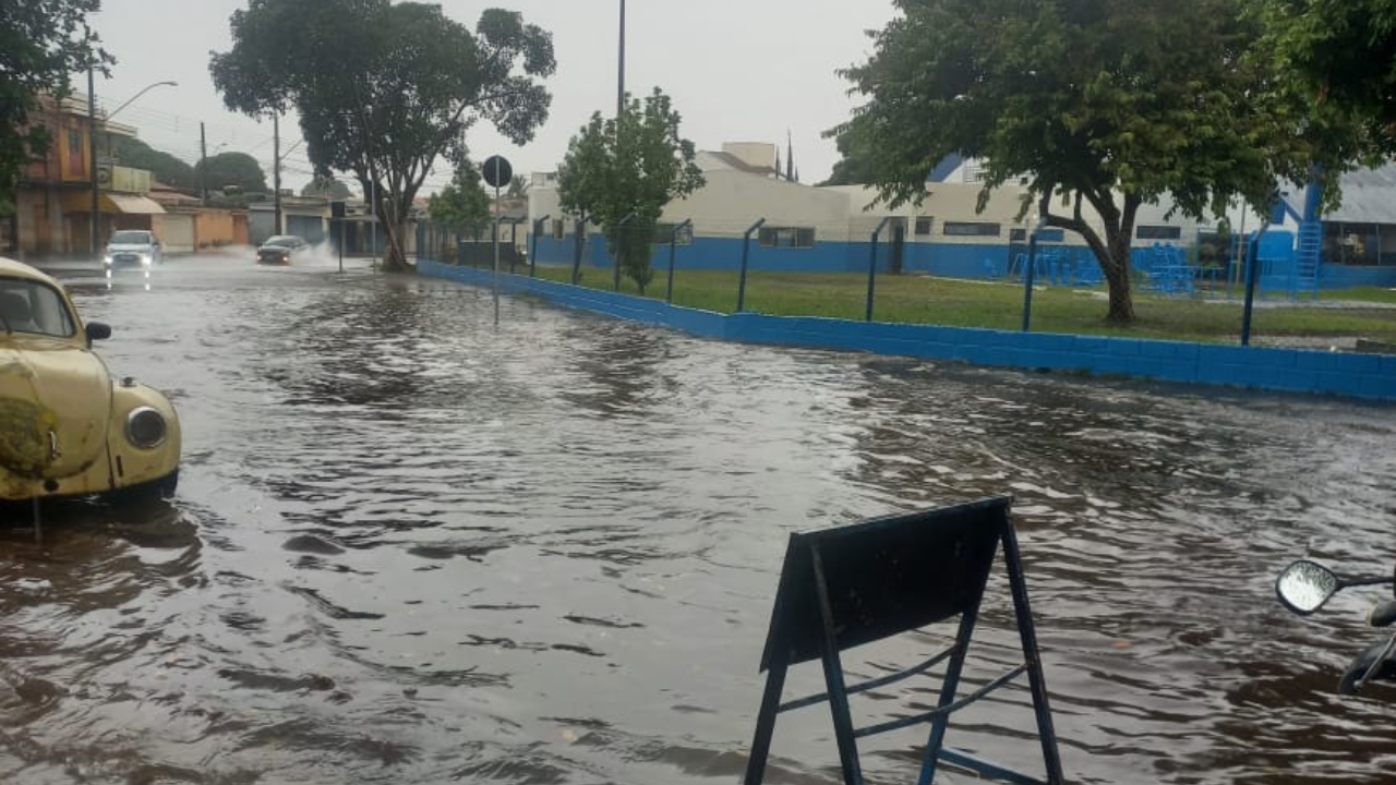 A chuva em Uberlândia provocou alagamentos, interdições e transtornos em vários pontos da cidade A chuva em Uberlândia provocou alagamentos, interdições e transtornos em vários pontos da cidade